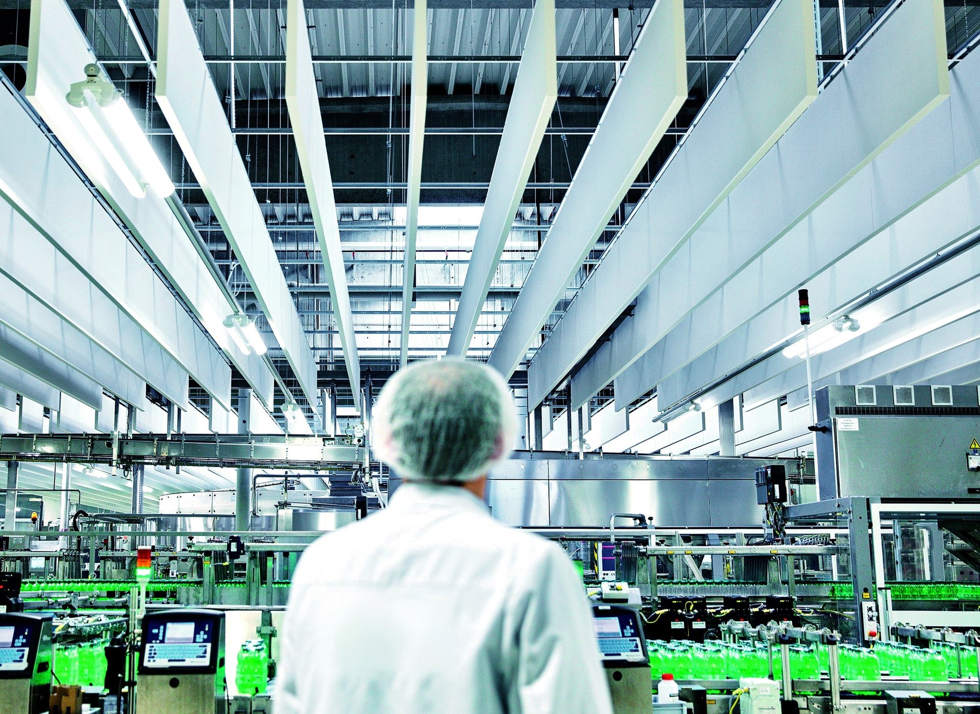 Industrieakustik in der Praxis: Abfüllanlage mit Baffeldecke aus Akustikbaffeln zur Lärmminderung