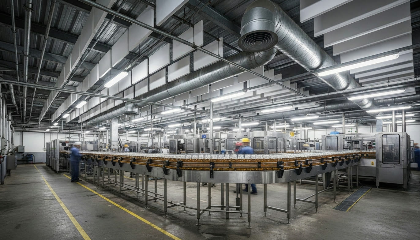 Produktionshalle nach dem Schallschutz: Baffeldecke, Lärmminderung und bessere Arbeitsplatzbeleuchtung